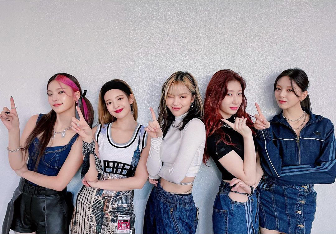 ITZY - IT'z ME Mini Album (B Version) + Poster Pieghevole E Fotocard Extra - KPOP Pre-order