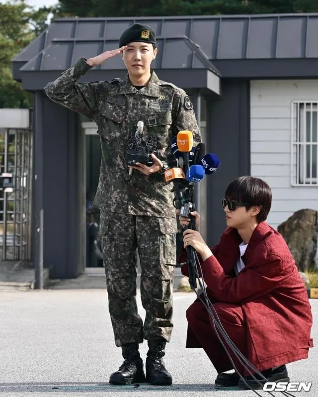 jhope i jin z mikrofonem